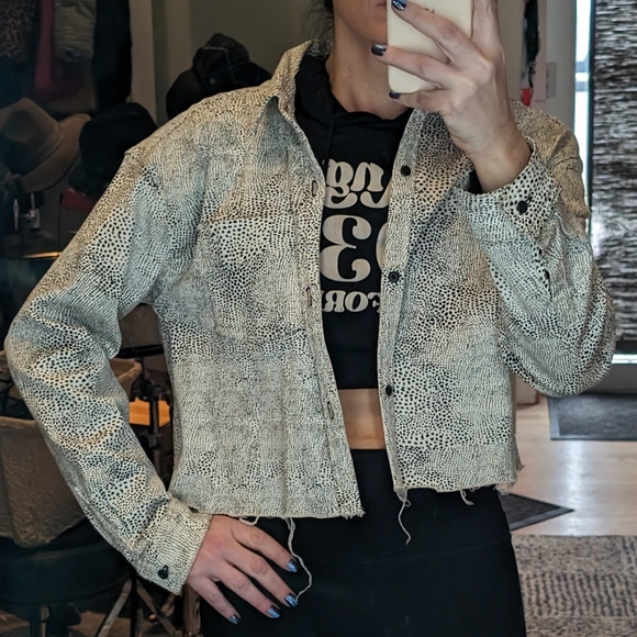 GRLFRND Christy Snow Leopard Stretch Crop Raw Hem Denim Jacket size M - Picture 3 of 11